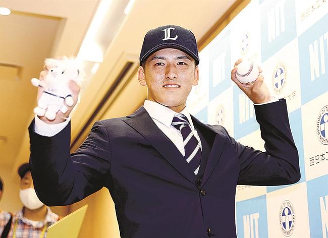 プロ野球ドラフト会議で、西武から１位指名を受け、ポーズをとる西日本工大の隅田知一郎投手＝１１日午後、福岡県苅田町