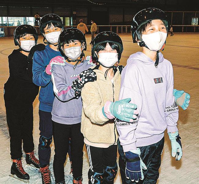 スケートを楽しむ子どもたち＝出雲市園町、宍道湖公園湖遊館