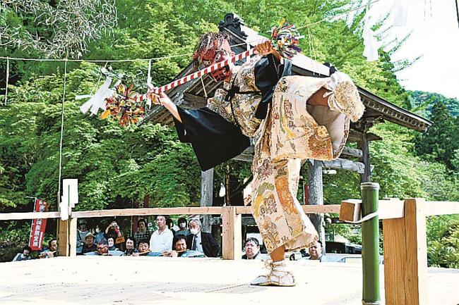 勇壮な一番立てを舞う小川篤希さん＝島根県隠岐の島町小路、願満寺