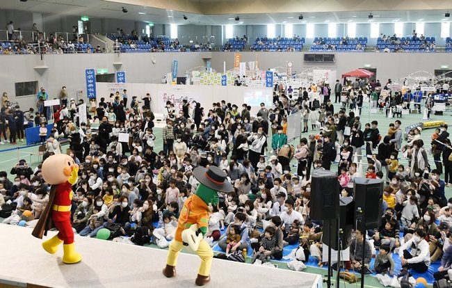「それいけ！アンパンマンショー」を楽しむ親子連れ＝松江市鹿島町佐陀本郷、鹿島総合体育館