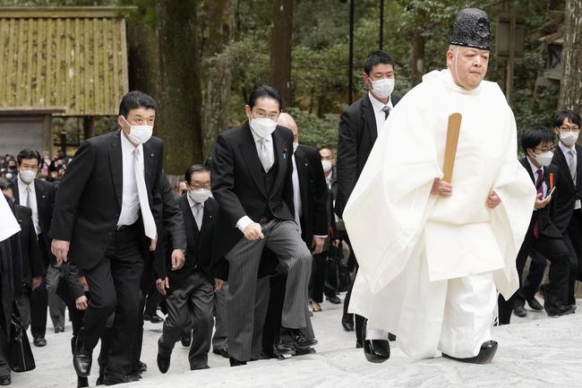 伊勢神宮内宮の参拝に向かう岸田首相（中央）＝４日午後、三重県伊勢市