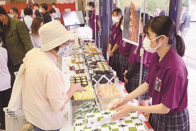接客する邇摩高校の生徒（右）＝大田市仁摩町仁万、ビーバード