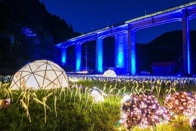 試験点灯で幻想的な光に包まれる旧ＪＲ三江線宇都井駅周辺＝島根県邑南町宇都井