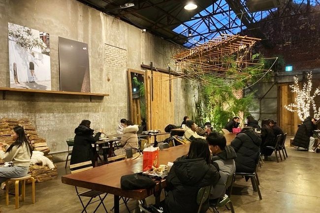 聖水洞のカフェ「大林倉庫」。現代アート作品が飾られている＝ソウル市内