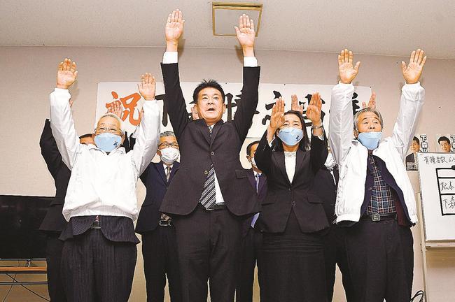 ４選が決まり、万歳三唱する下森博之氏＝２４日午後９時３２分、島根県津和野町枕瀬、ＪＡしまね日原支店