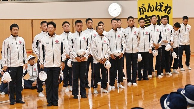 硬式野球の部に出場する大社高校のメンバーら＝松江市内中原町、県立武道館