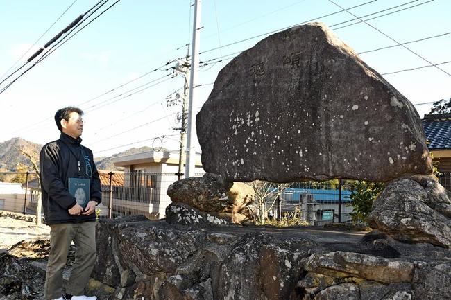 矢上小学校の教え子らが建てた頌徳碑＝島根県邑南町矢上、同小