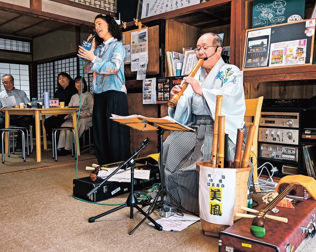 尺八奏者・上田福美さん（右）と共演する地域住民＝出雲市大社町北荒木、駕籠石庵