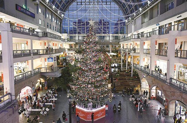 札幌市の大型商業施設「サッポロファクトリー」で点灯された巨大なクリスマスツリー＝３日午後