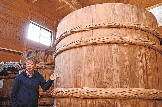 復活させた木桶を紹介する森田郁史社長