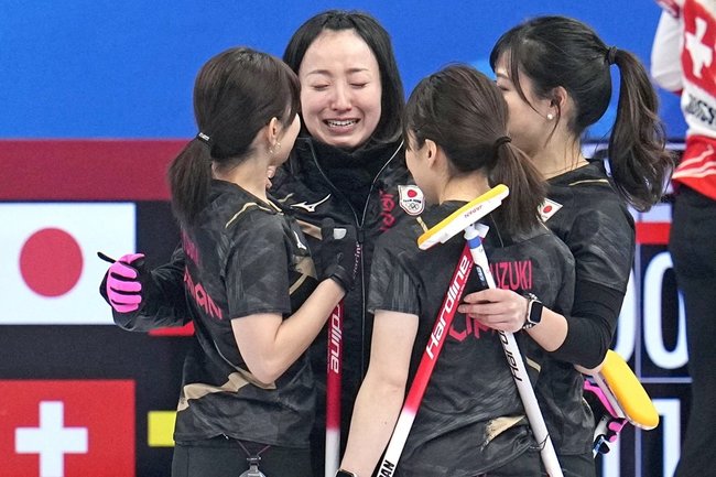 女子１次リーグ最終戦でスイスに敗れ、抱き合う（左から）吉田夕、藤沢、鈴木、吉田知。この後準決勝進出が決まった＝北京（共同）