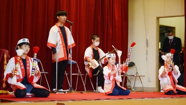 銭太鼓を披露する出演者＝安来市安来町、安来中央交流センター