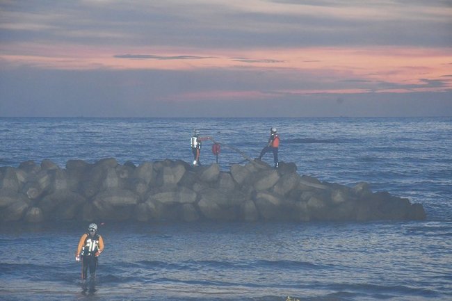 行方不明者を捜す消防署員ら＝２４日午後７時３５分ごろ、出雲市大社町杵築北、稲佐の浜