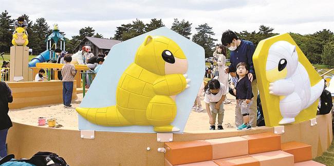 ポケモンキャラクター「サンド」（左）をテーマにした公園で遊ぶ親子＝鳥取市浜坂、鳥取砂丘子どもの国