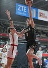 【女子２回戦・鳥取城北―桜花学園】第１クオーター、桜花学園のシュートをディフェンスする鳥取城北＝24日、東京体育館