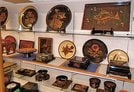 展示してある、明治、大正時代の八雲塗作品の一部＝松江市末次本町、八雲塗やま本