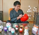だるま作りに取り組む堀江努さん＝松江市東出雲町出雲郷