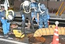 
          
下水道管の緊急点検を行う松江市上下水道局の職員ら＝５日午後９時１０分、松江市東朝日町
        