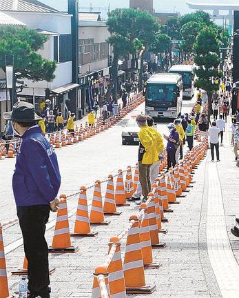 １０月の出雲駅伝で、沿道での立ち入り制限エリアを管理するボランティアスタッフら＝出雲市大社町杵築
