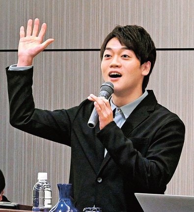 心の鍛え方をテーマに講演するおばたのお兄さん＝松江市千鳥町、ホテル一畑