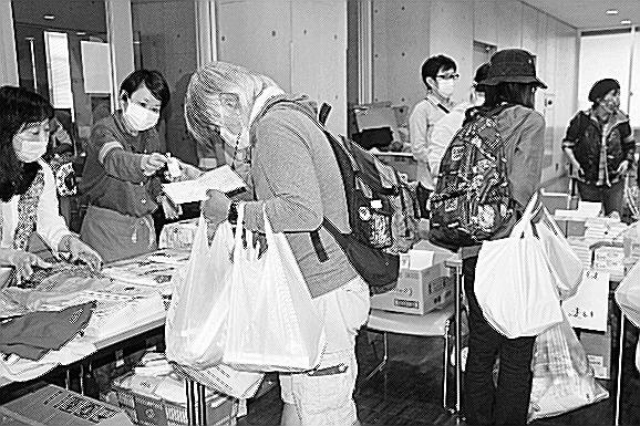 民間団体は食料支援を行い、生活に苦しむ多くの人が利用した＝５月、東京都内
