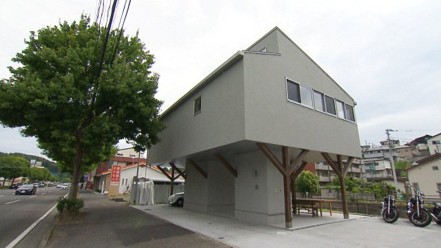 6日放送『住人十色』＝幹線道路沿いに建つ、まるで宙に浮いているような高床式の家（C）MBS
