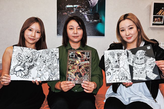石見神楽の塗り絵を制作した（左から）佐々木美沙さん、伊藤美代子さん、中村佳苗さん＝益田市常盤町、ＮＡＧＡＳＥ．ｎｅｔ