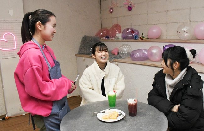 ドリンクを楽しみながら店員（左）と話す高校生＝松江市天神町
