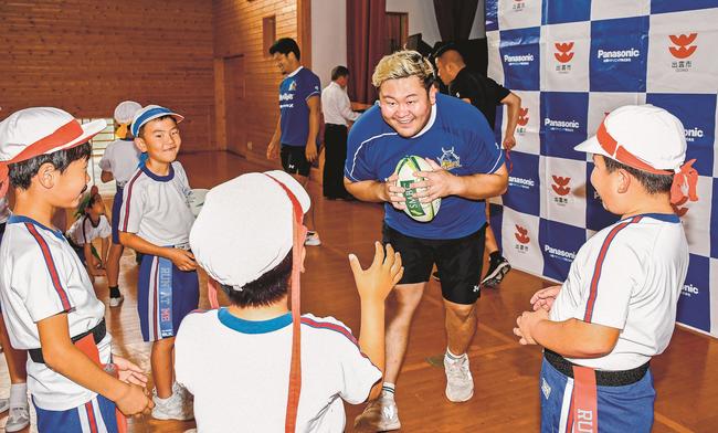 平野翔平選手からパスを受ける児童＝出雲市大社町杵築南、大社小学校