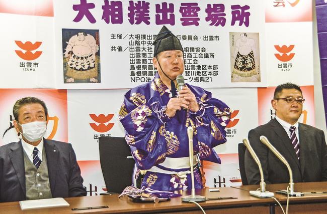 会見で出雲場所への意気込みを話す式守伊之助さん（中央）＝出雲市今市町、出雲市役所