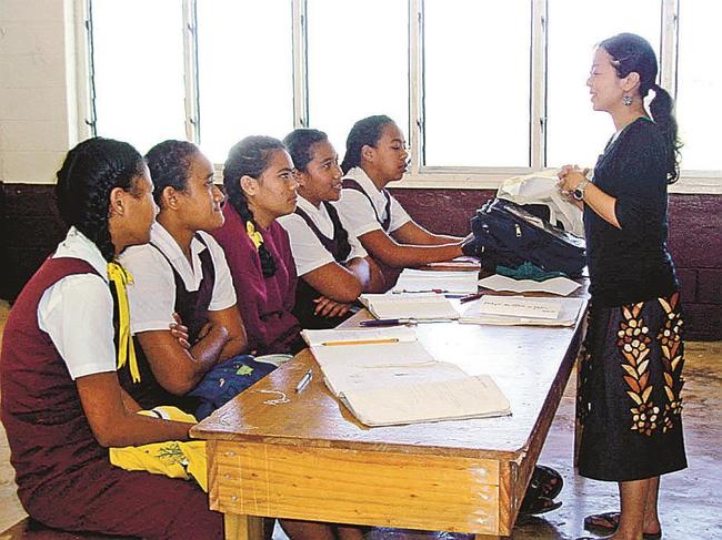 トンガの高校生に日本語を教える伊藤理香さん（右）＝トンガ・ヴァヴァウ諸島（伊藤さん提供）