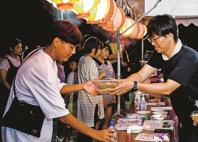 焼きそばやかき氷の屋台でにぎわう夏祭り会場＝松江市鹿島町古浦