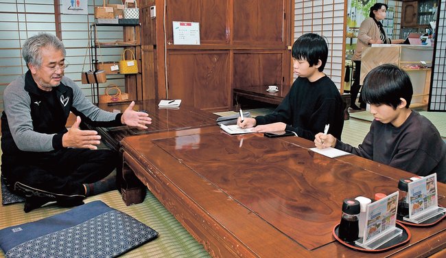 野津隆之さん（左）に漁師の生活を聴く生徒たち＝島根県隠岐の島町加茂、結　ＭＵＳＵＢＩ　ＨＯＵＳＥ