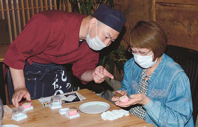 坂根壮一郎社長（左）の指導を受け、和菓子作りを体験する参加者＝出雲市今市町、坂根屋