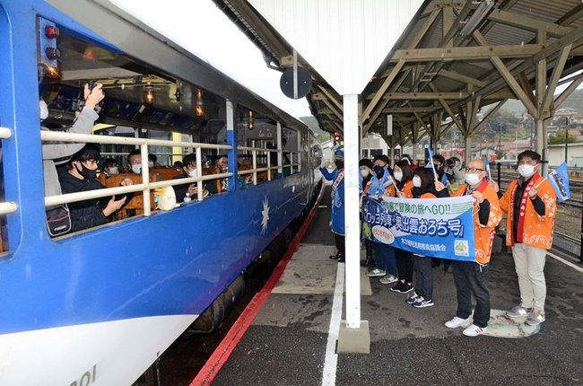 小雨が降る中、おろち号を見送る雲南市職員ら＝雲南市木次町里方、ＪＲ木次駅