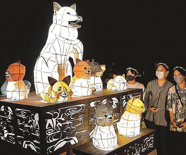松江城馬溜に設置されたはなちゃんと子犬のねぶた＝松江市殿町、松江城