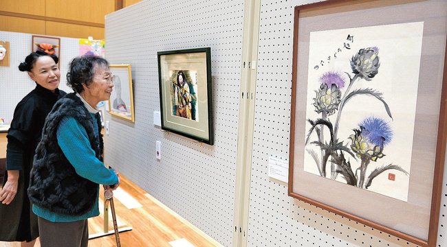 作品を鑑賞する来場者＝島根県美郷町粕渕、みさと館