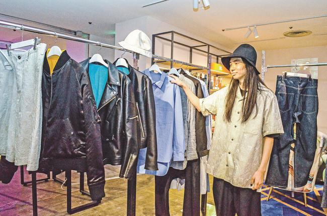 自然由来の素材でできた洋服などを展示する木代康太さん＝米子市角盤町１丁目、ＪＵ米子高島屋