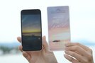 専用のチケットと夕日の景色にメッセージが届いたスマートフォン（左）