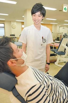 「患者さんの喜び、悲しみに寄り添うのが理学療法士の仕事」と語る岩崎琢己さん＝安来市安来町