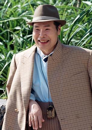 「男はつらいよ」シリーズの「寅次郎紅の花」のロケ中にくつろぐ渥美清さん＝１９９５年、鹿児島県・加計呂麻島
