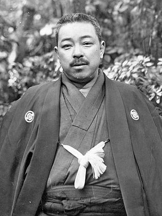 小村　大雲＝平田本陣記念館提供 自宅に「動物園」つくり写生   　明治時代から昭和時代初期にかけて、優（すぐ）れた動物画や武（む）者（しゃ）絵（え）で知られた小（お）村（むら）大雲（たいうん）（１８８３～１９３８年）は、島根県を代表する日本画家の一人です。出身地の出（いず）雲（も）市平（ひら）田（た）町、平田本陣（ほんじん）記念館で８月３０日まで、展覧会（てんらんかい）「大雲動物園」が開かれており、大雲の画（が）業（ぎょう）を振（ふ）り返ることができます。  　大雲は荒物（あらもの）商（しょう）を営（いとな）む家に生まれ、子どものころから絵を描（か）くのが好きでした。１６歳（さい）の時、京都へ出て絵の勉強に励（はげ）み、１７歳の時から各地の展覧会に出品し、