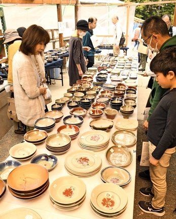 春のやきもの祭りで食器などを買い求める来場者＝大田市温泉津町温泉津、椿窯
