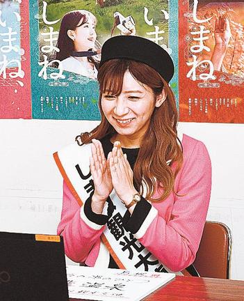 「皮脂毛穴レス」部門で１位を獲得し喜ぶ、しまね観光大使の藤松春南さん＝松江市内中原町、島根県職員会館
