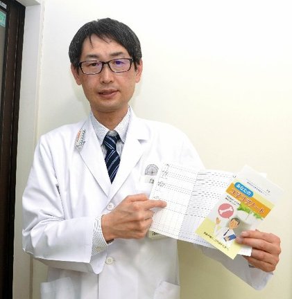 「コツコツノート」について説明する酒井康生副部長=出雲市塩冶町、島根大医学部