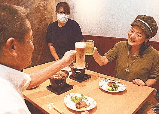 バルメニューのハンバーグステーキを前に乾杯する来店者＝出雲市今市町、ＢＡＭＢＯＯ