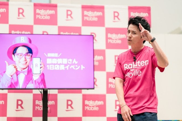 山梨県甲斐市の楽天モバイルで一日店長を務めた藤森慎吾