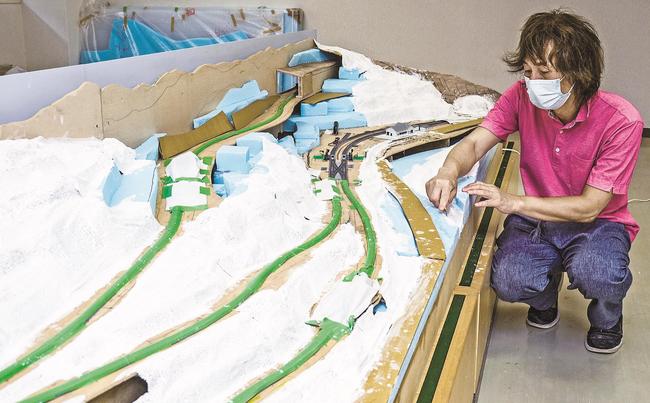 ジオラマ作りを進める江上英樹さん＝島根県奥出雲町八川