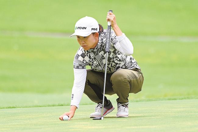 ５番でラインを読む前田陽子＝大山平原ゴルフクラブ