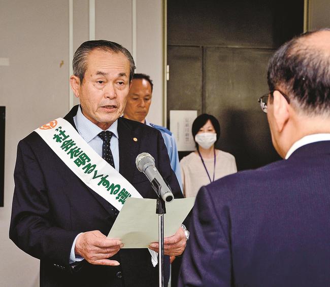 首相メッセージを読み上げる竹山勝彦会長＝浜田市殿町、市役所